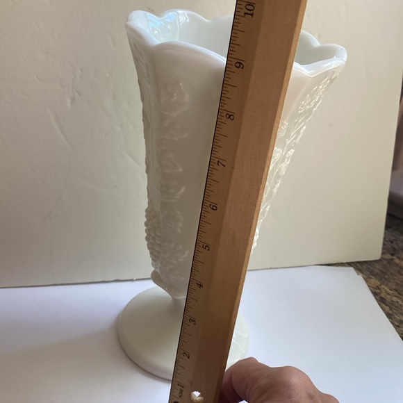 Vintage Westmoreland Paneled Grape 9¼" Tall White Milk Glass Vase ~ Crisp Detail - Picture 8 of 9